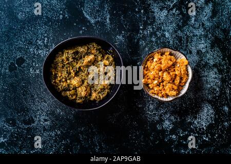 Das indische Gericht Spinach Lamb Palak mit Gajar ka Halwa/Helva ist ein süßer Dessertpudding auf Karottenbasis aus Indien und Flat Bread Chappati. Bereit zum Servieren. Stockfoto