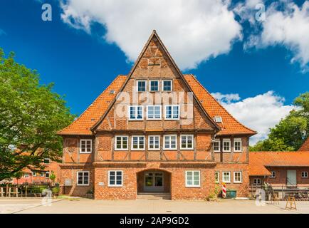 Luneburg - Juli 2018, Deutschland: Altes Ziegel-Fachwerkhaus im traditionellen deutschen Architekturstil. Die Fassade eines historischen Gebäudes in einem kleinen Stockfoto