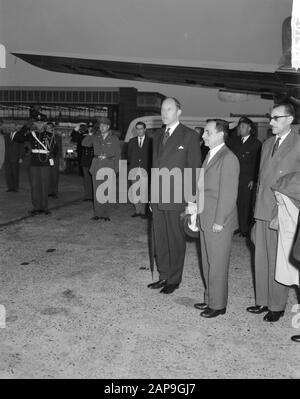 Ankunft Koca Popovic am Flughafen Schiphol. Minister Luns und Koca Popovic Datum: 25. Mai 1961 Stichwörter: AIRLANDS, Ankunftsdatum persönlicher Name: LUNs, J.A.M. H., Luns, Joseph, Popovic, Koca Stockfoto