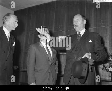 Ankunft Koca Popovic am Flughafen Schiphol. Minister Luns während der Pressemitteilung Datum: 25. Mai 1961 Stichwörter: Ankunft, Minister, Presseunterlagen Personenname: LUNs, J.A.M. H., Luns, Joseph, Popovic, Koca Stockfoto