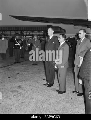 Ankunft Koca Popovic am Flughafen Schiphol. Minister Luns und Koca Popovic Datum: 25. Mai 1961 Stichwörter: Ankunft, Minister, Flughäfen persönlicher Name: LUNs, J.A.M. H., Luns, Joseph, Popovic, Koca Stockfoto