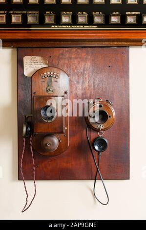 Servants elektrisches Glockenbrett- und Kommunikationssystem im Butler's Pantry in Dunham Massey, Cheshire. Der Butler hätte das interne Telep verwendet Stockfoto