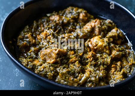 Indisches Gericht Spinat Lamb Palak mit Chappati Flat Bread. Traditionelles Gericht. Stockfoto