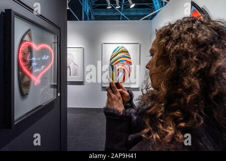 Islington, London, Großbritannien. Januar 2020. Liebe ist das, was Sie Wollen, gedruckt von Tracey Emin - The Drang Gallery - The London Art Fair, im Business Design Center in Islington. Umfasst internationale Galerien, die moderne und zeitgenössische Kunstwerke verkaufen. Credit: Guy Bell/Alamy Live News Stockfoto