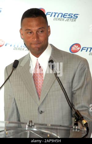 New YORK - 22. JULI: Baseballspieler Derek Jeter besucht die Eröffnung von 24 Stunden Fitness - Derek Jeter an der 225 5th Avenue am 22. Juli 2008 in New York City Menschen: Derek Jeter Transmission Ref: MNC1 Muss anrufen, wenn sich Michael Storms Media Group Inc. 305-632-3400 - Zelle 305-513-5783 - Fax MikeStorm@aol.com interessiert Stockfoto