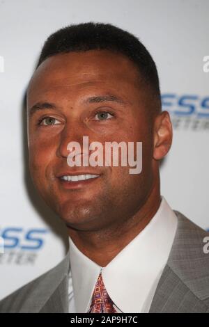 New YORK - 22. JULI: Baseballspieler Derek Jeter besucht die Eröffnung von 24 Stunden Fitness - Derek Jeter an der 225 5th Avenue am 22. Juli 2008 in New York City Menschen: Derek Jeter Transmission Ref: MNC1 Muss anrufen, wenn sich Michael Storms Media Group Inc. 305-632-3400 - Zelle 305-513-5783 - Fax MikeStorm@aol.com interessiert Stockfoto