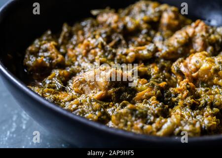 Indisches Gericht Spinat Lamb Palak mit Chappati Flat Bread. Traditionelles Gericht. Stockfoto