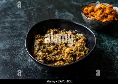 Das indische Gericht Spinach Lamb Palak mit Gajar ka Halwa/Helva ist ein süßer Dessertpudding auf Karottenbasis aus Indien und Flat Bread Chappati. Bereit zum Servieren. Stockfoto
