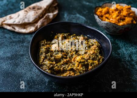 Das indische Gericht Spinach Lamb Palak mit Gajar ka Halwa/Helva ist ein süßer Dessertpudding auf Karottenbasis aus Indien und Flat Bread Chappati. Bereit zum Servieren. Stockfoto