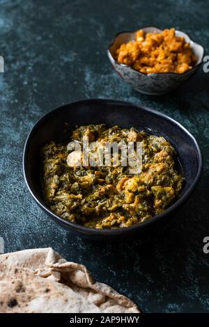 Das indische Gericht Spinach Lamb Palak mit Gajar ka Halwa/Helva ist ein süßer Dessertpudding auf Karottenbasis aus Indien und Flat Bread Chappati. Bereit zum Servieren. Stockfoto