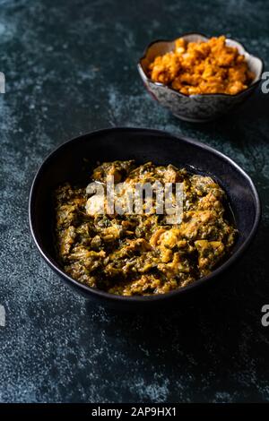 Das indische Gericht Spinach Lamb Palak mit Gajar ka Halwa/Helva ist ein süßer Dessertpudding auf Karottenbasis aus Indien und Flat Bread Chappati. Bereit zum Servieren. Stockfoto
