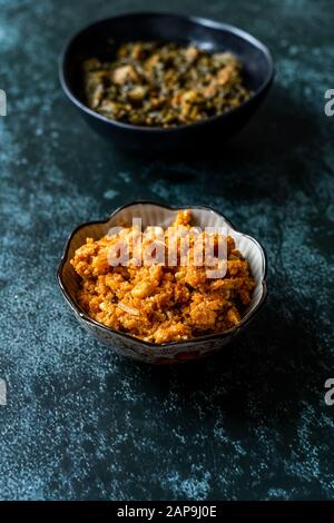 Traditionelles indisches Dessert Gajar ka halwa/Halva mit Spinach Lamb Palak. Bereit zum Servieren. Stockfoto