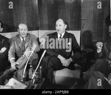 Ankunftsminister Lunst auf Schiphol, während der Pressekonferenz Datum: 24. Oktober 1961 Ort: Noord-Holland, Schiphol Schlüsselwörter: Ankunft persönlicher Name: LUNs, J.A.M. H., Luns, Joseph Stockfoto