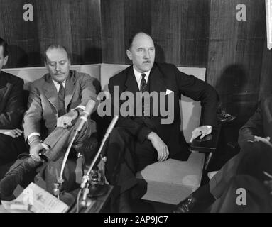 Ankunftsminister Luns auf Schiphol. Während der Pressekonferenz Datum: 24. Oktober 1961 Ort: Noord-Holland, Schiphol Schlüsselwörter: Ankunft, Pressekonferenzen persönlicher Name: LUNs, J.A.M. H., Luns, Joseph Stockfoto