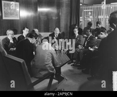 Ankunftsminister Luns auf Schiphol. Während der Pressekonferenz Datum: 24. Oktober 1961 Ort: Noord-Holland, Schiphol Schlüsselwörter: Ankunft, Pressekonferenzen persönlicher Name: LUNs, J.A.M. H., Luns, Joseph Stockfoto