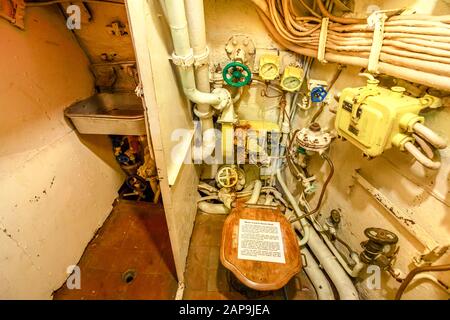 San Diego, Navy Pier, Kalifornien, USA - 1. August 2018: Toilettenraum mit Waschbecken des sowjetischen U-Boots CCCP B-39 in San Diego. Touristenattraktion in der Marine Stockfoto