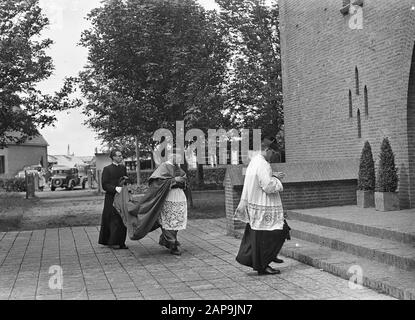 Brielle. Pilgerreise zum Gedenken an die heiligen Märtyrer von Gorum: Bischof J.P. Huibers von Haarlem mit Eskorten fährt zur Kapelle in der Nähe des Märtyrerfeldes Datum: 9. Juli 1947 Ort: Gorinchem, Zuid-Holland Schlüsselwörter: Pilgerreisen, Bischöfe, Geistliche, Heilige, Folter Stockfoto