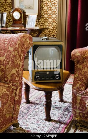 Ein Ekco-Fernseher aus den 1950er Jahren im Audit-Raum in Kingston Lacy, Dorset. Stockfoto