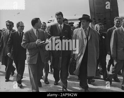 Billy Graham (amerikanischer Evangelist) in den Niederlanden, Ankunft Schiphol Datum: 22. Juni 1954 Ort: Noord-Holland, Schiphol Schlüsselwörter: Evangelisten, Flughäfen persönlicher Name: Graham, Billy Institution Name: Schiphol Stockfoto