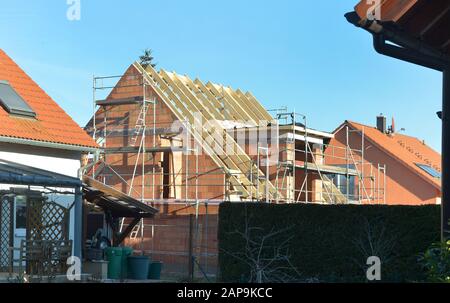 Leipzig, Deutschland. Januar 2020. Ein Einfamilienhaus wird in traditioneller Ziegelbauweise im Raum Leipzig errichtet. Kredit: Volkmar Heinz / dpa-Zentralbild / ZB / dpa / Alamy Live News Stockfoto