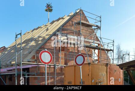 Leipzig, Deutschland. Januar 2020. Ein Einfamilienhaus wird in traditioneller Ziegelbauweise im Raum Leipzig errichtet. Kredit: Volkmar Heinz / dpa-Zentralbild / ZB / dpa / Alamy Live News Stockfoto