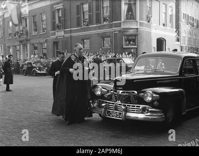 Taufe Prinzessin Marijke (Christina) in der Domkerk in Utrechter Beschreibung: Ankunft Kardinal De Jong Datum: 10. Oktober 1947 Ort: Utrechter (Stadt) Schlüsselwörter: Taufe, Kardinäle persönlicher Name: Jong, Johannes de Stockfoto