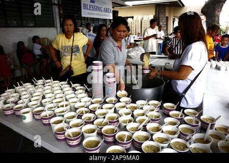 Antipolo City, Philippinen - 18. Januar 2020: Freiwillige einer gemeinnützigen Organisation versorgen die Öffentlichkeit während eines wöchentlichen Fütterungsprogramms mit Lebensmitteln. Stockfoto