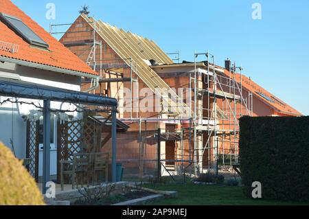 Leipzig, Deutschland. Januar 2020. Ein Einfamilienhaus wird in traditioneller Ziegelbauweise im Raum Leipzig errichtet. Kredit: Volkmar Heinz / dpa-Zentralbild / ZB / dpa / Alamy Live News Stockfoto