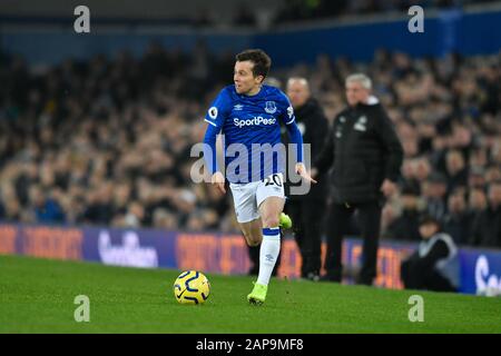 Januar 2020, Goodison Park, Liverpool, England; Premier League, Everton V Newcastle United: Bernard (20) von Everton läuft mit dem Ball Stockfoto