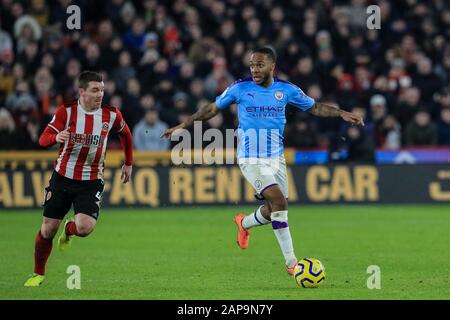 Januar 2020, Bramall Lane, Sheffield, England; Premier League, Sheffield United gegen Manchester City: Raheem Sterling (7) von Manchester City bricht mit dem Ball, als John Fleck (4) von Sheffield United ihn verfolgt Stockfoto