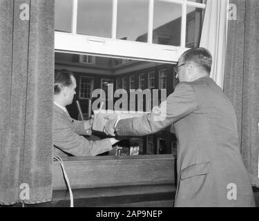 Burger Amsterdam öffnet einen Brief über den Bürgermeister von Bijlmermeer Van Hall und seine Frau Datum: 20. Juni 1962 Ort: Amsterdam, Noord-Holland Schlüsselwörter: Burger, Frau, Briefe Stockfoto