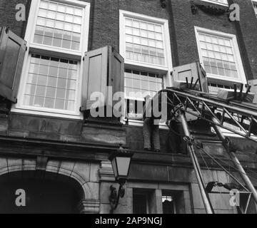 Burger Amsterdam öffnet einen Brief über den Bürgermeister von Bijlmermeer Van Hall und seine Frau Datum: 20. Juni 1962 Ort: Amsterdam, Noord-Holland Schlüsselwörter: Burger, Frau, Briefe Stockfoto