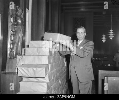 Burger Amsterdam öffnet einen Brief über den Bürgermeister von Bijlmermeer Van Hall und seine Frau Datum: 20. Juni 1962 Ort: Amsterdam, Noord-Holland Schlüsselwörter: Burger, Frau, Briefe Stockfoto