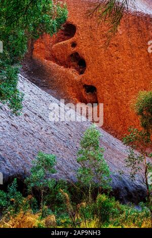 Uluru (Ayres Rock) im Regen nach einer langen Dürre. Northern Territory, Australien Stockfoto