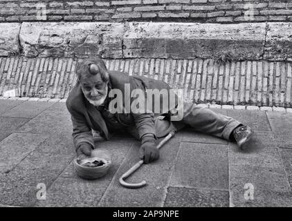 Bettler außerhalb der vatikanmauern in Rom, italien Stockfoto