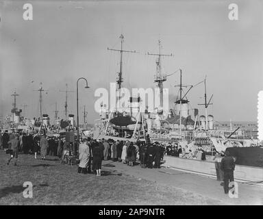 Den Helder Ankunft vier Minenräumer aus Indonesien M801 Abraham Crynssen, M802 Abraham van der Hulst, M803 Jan van Gelder, M804 Pieter Florisz Datum: 27. Oktober 1951 Ort: Den Helder Schlüsselwörter: Häfen, Marine, Kriegsschiffe Stockfoto