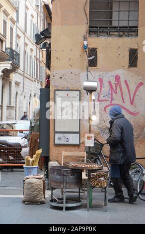 Hot Chestnut Verkäufer auf den Straßen Roms in Italien Stockfoto