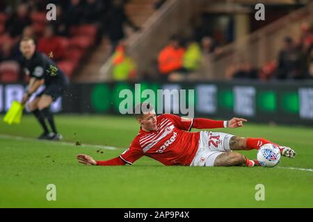 Januar 2020, Riverside Stadium, Middlesbrough, England; Sky Bet Championship, Middlesbrough gegen Birmingham City: Marvin Johnson (21) aus Middlesbrough versucht, den Ball im Spiel zu halten Stockfoto