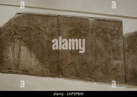 Assyrer. Obermesopotamien. Palast von Ashurbanipal, Ninive, Irak. Jahrhundert v. Chr.. Bogenschützen der Königlichen Garde. Zufahrtsrampe A. Bas-Entlastung, Alabaster. Louvre Museum. Paris. Frankreich. Stockfoto