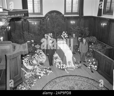 Apeldoorn, Palast der Innenkapelle Het Loo. Hausangestellte des Palastes halten die Todeswache Anmerkung: Auf dem Sarg ist eine offene Bibel Datum: 30. November 1962 Ort: Apeldoorn, Gelderland Schlüsselwörter: Abschied, Todesschützen, Kapellen, Monarchie, Tod, Paläste, Prinzessinnen, Königshäuser, Angestellte persönlicher Name: Wilhelmina (Prinzessin Niederlande) Name Der Einrichtung: Paleis Het Loo Stockfoto