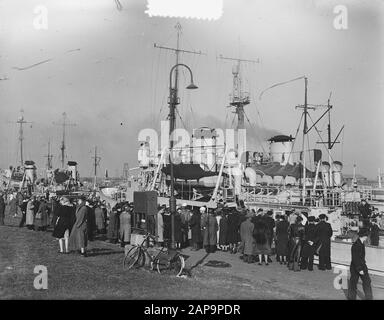 Den Helder Ankunft vier Minenräumer aus Indonesien M801 Abraham Crynssen, M802 Abraham van der Hulst, M803 Jan van Gelder, M804 Pieter Florisz Datum: 27. Oktober 1951 Ort: Den Helder Schlüsselwörter: Häfen, Marine, Kriegsschiffe Stockfoto