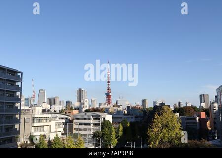 Stadtbild mit Tokyo Tower vor blauem Himmel, Tokio, Japan Stockfoto