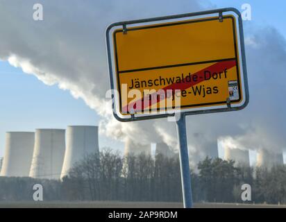 21. Januar 2020, Brandenburg, Jänschwalde-Dorf: Das Ausfahrtszeichen der Lausitzer Gemeinde Jänschwalde-Dorf, im Hintergrund die dampfenden Kühltürme des Braunkraftwerks Jänschwalde der Lausitz Energie Bergbau AG (LEAG). Der Fahrplan des Bundes für den Abbau der Brauner mit den Fristen für die Kraftwerke Jänschwalde und Schwarze Pumpe (beide Spree-Neiße) ist im Landkreis Brandenburg-Lausitz unterschiedlich erhalten. Nach Plänen soll das Braunkraftwerk Jänschwalde zwischen 2025 und 2028 stillgelegt werden. Zwei Blöcke wurden bereits geschlossen Stockfoto