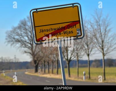 21. Januar 2020, Brandenburg, Jänschwalde-Dorf: Das Ausfahrtsschild der Lausitzer Gemeinde Jänschwalde-Dorf. Der Fahrplan des Bundes für den Abbau der Brauner mit den Fristen für die Kraftwerke Jänschwalde und Schwarze Pumpe (beide Spree-Neiße) ist im Landkreis Brandenburg-Lausitz unterschiedlich erhalten. Nach Plänen soll das Braunkraftwerk Jänschwalde zwischen 2025 und 2028 stillgelegt werden. Zwei Blöcke wurden bereits in den letzten zwei Jahren stillgelegt. Dort sind rund 850 Menschen beschäftigt. Das Kraftwerk Schwarze Pumpe, das rund 330 Mitarbeiter beschäftigt, Stockfoto