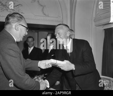 60 Jahre Royal Dutch Korfball Bond, gefeiert im Carlton Hotel, prominente Korfbballer gratulierten dem Vorstand Datum: 25. Mai 1963 Schlüsselwörter: Brett, Korfbballer persönlicher Name: Carlton Hotel Institution Name: KNKV Stockfoto