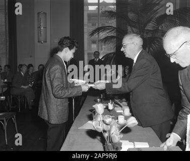 60 Jahre Royal Dutch Korfball Bond, gefeiert im Carlton Hotel, prominente Korfbballer gratulierten dem Vorstand Datum: 25. Mai 1963 Schlüsselwörter: Brett, Korfbballer persönlicher Name: Carlton Hotel Institution Name: KNKV Stockfoto