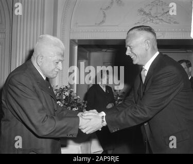 60 Jahre Royal Dutch Korfball Bond, gefeiert im Carlton Hotel, prominente Korfbballer gratulierten dem Vorstand Datum: 25. Mai 1963 Schlüsselwörter: Brett, Korfbballer persönlicher Name: Carlton Hotel Institution Name: KNKV Stockfoto