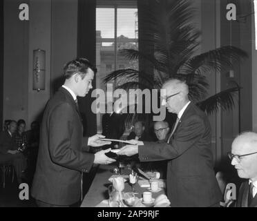 60 Jahre Royal Dutch Korfball Bond, gefeiert im Carlton Hotel, prominente Korfbballer gratulierten dem Vorstand Datum: 25. Mai 1963 Schlüsselwörter: Brett, Korfbballer persönlicher Name: Carlton Hotel Institution Name: KNKV Stockfoto