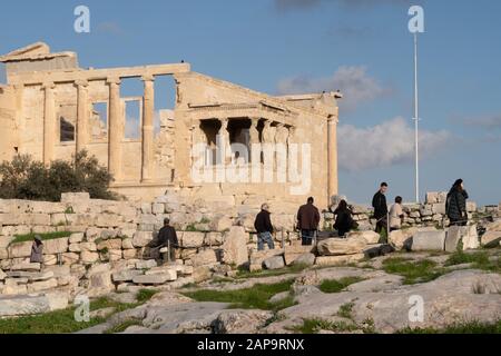 Athen, Griechenland - 20. Dezember 2019: Besucher des Enechtheion-Tempels mit Karyatiden, Caryatid-Vorhalle, Akropolis, Athen, Griechenland Stockfoto