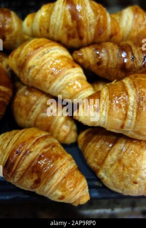 Kleine, Frisch Gebackene Back-Croissants aus Viennoiserie im Frühstücksbuffet im Azul Beach Resort Hotel, Puerto Morelos, Riviera Maya, Cancun. Stockfoto